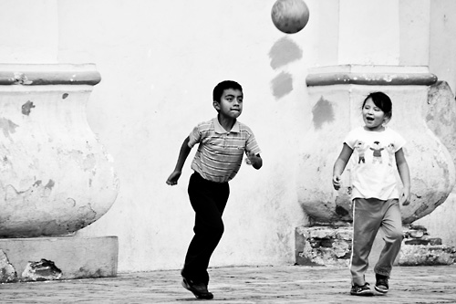 Fussball vor der Kirche