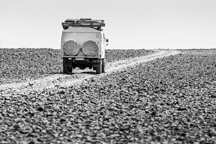Namibia-Einsame-Fahrt-in-der-Steinwüste