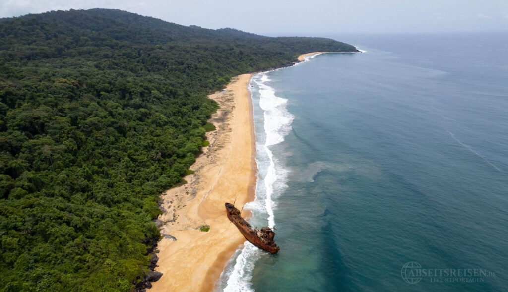 Tamaya I Geisterschiff am Strand von Liberia